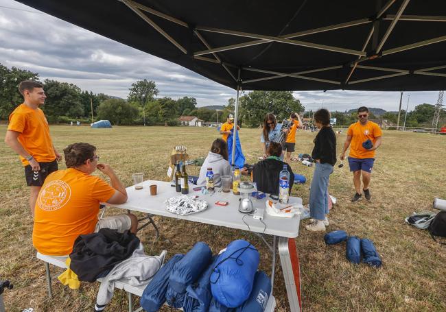 Una cuadrilla aprovecha para desayunar antes de recoger sus bártulos.