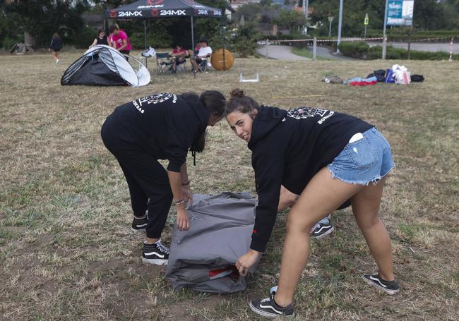 La tienda de campaña fue de lo que más costó recoger.