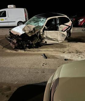 Imagen secundaria 2 - Otro de los coches afectados y, a la derecha, el vehículo del conductor después de ser evacuado al hospital.