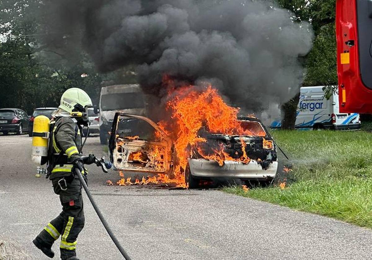 Un coche se incendia de forma repentina en Cabezón de la Sal