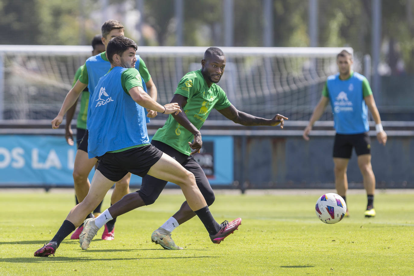 Aldasoro trata de frenar a Cedric. 