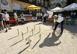 Un participante lanza la bola durante el Birle Solidario celebrado en la Peña Bolística de Torrelavega.