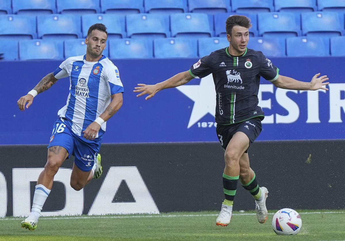 Saúl controla el balón en Cornellá.