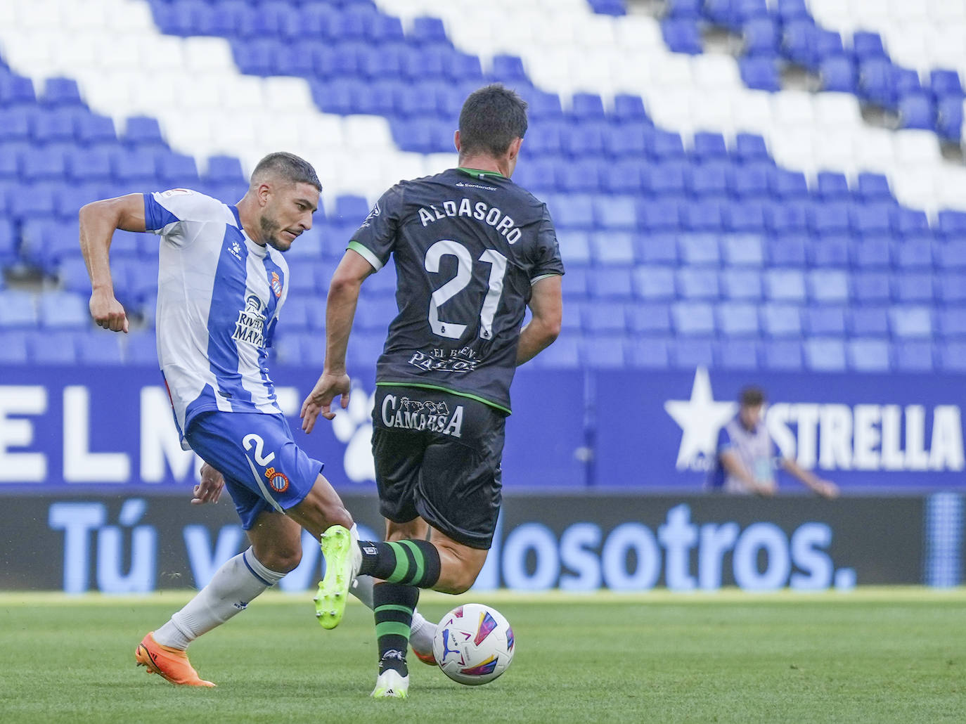 Aldasoro avanza ante Óscar Gil  buscando el espacio