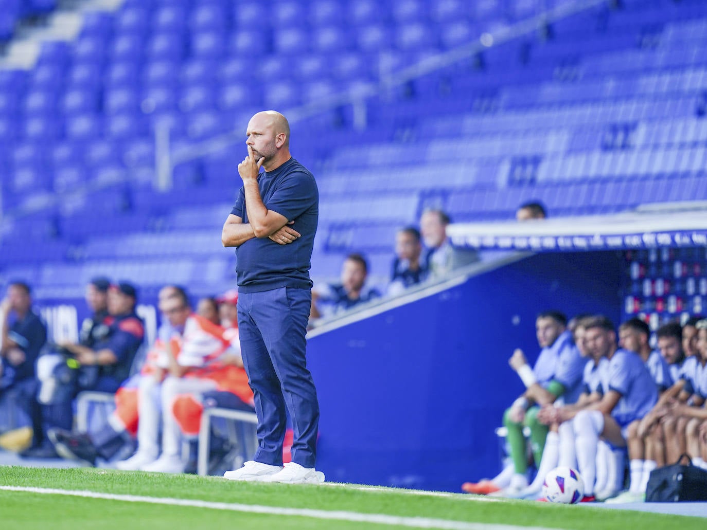 José Alberto observa atento a sus jugadores ayer en Cornellá