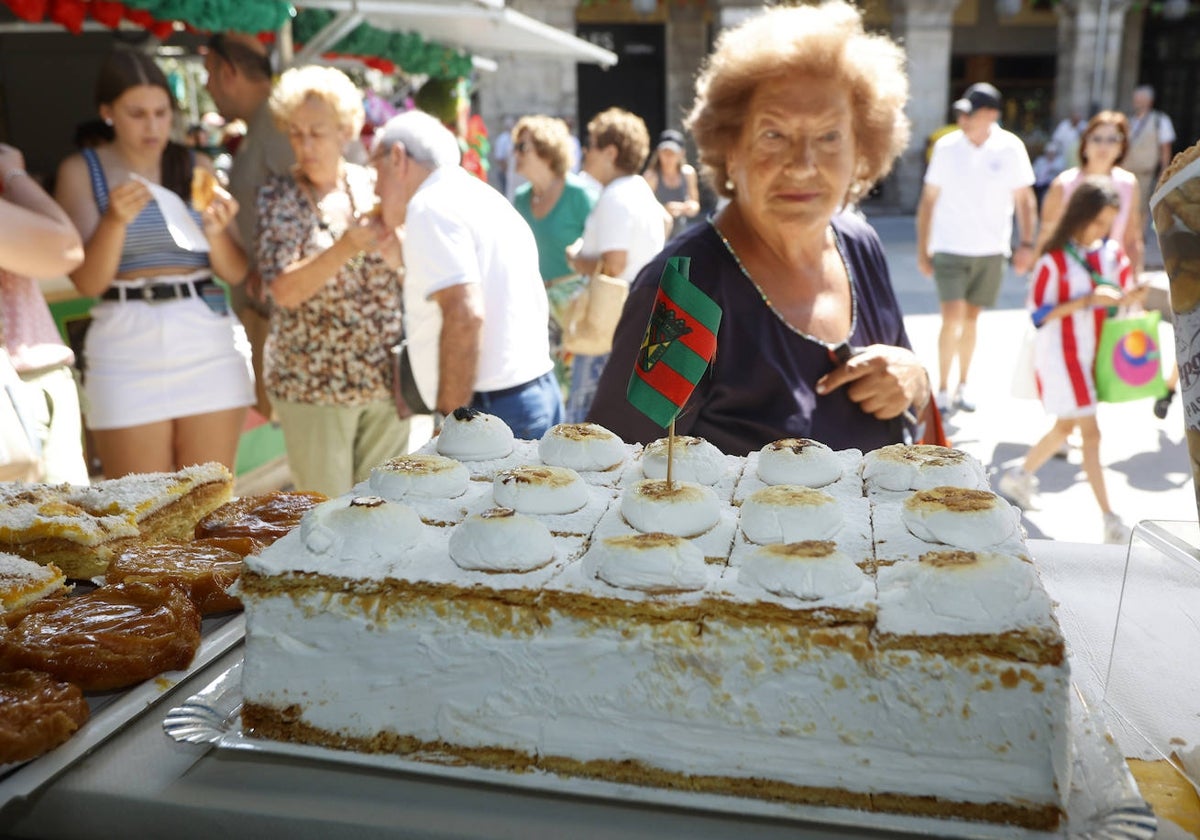 Hojaldre y folclore llenan la Plaza Mayor por las fiestas de La Patrona