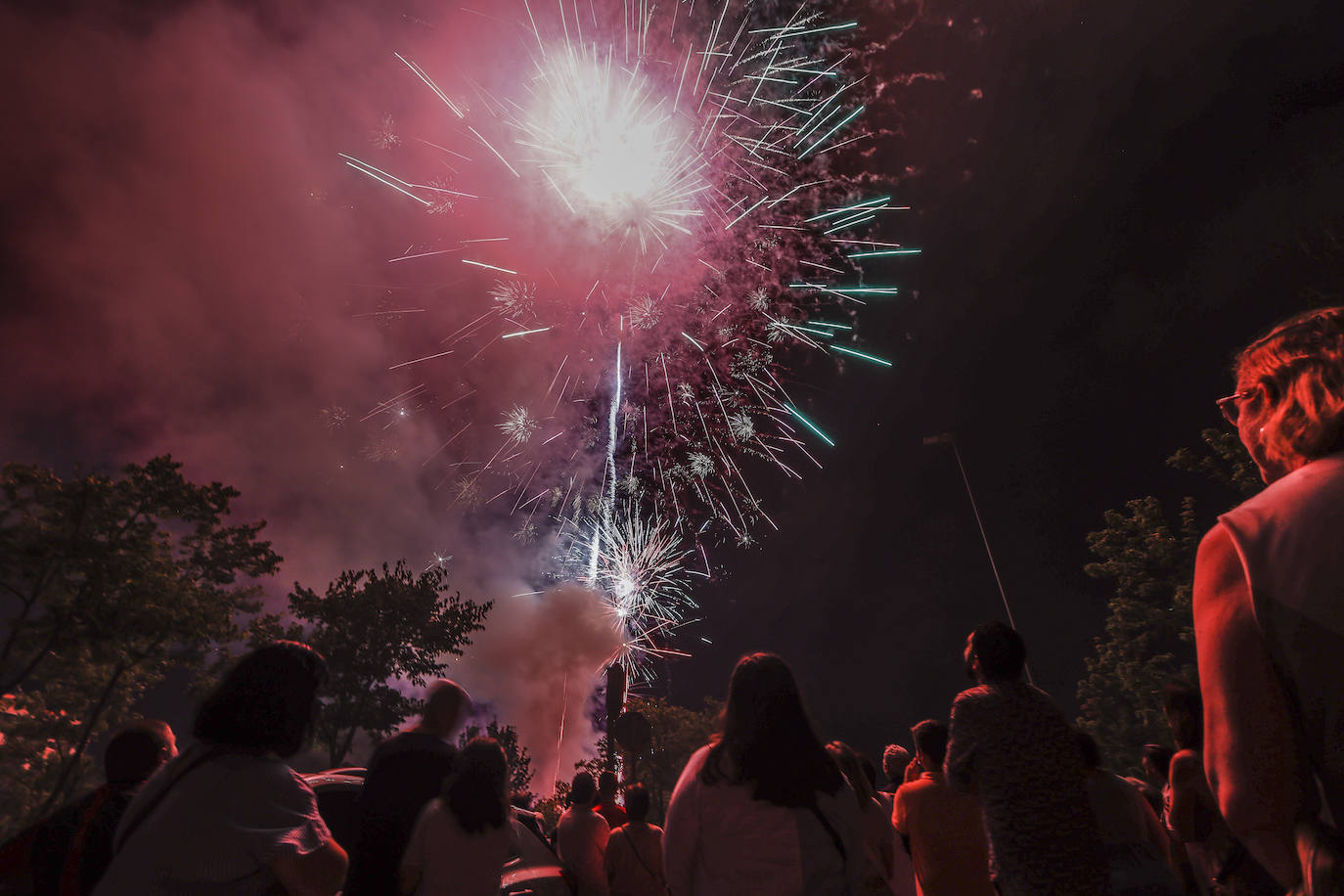 Los fuegos artificiales siguen inspirando esa magia tan solemne y especial de las noches de verano.