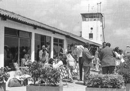 Año 1966. Vista del exterior de la cafetería del aeropuerto de Parayas, 1966, Fondo Pablo Hojas Llama, CDIS.