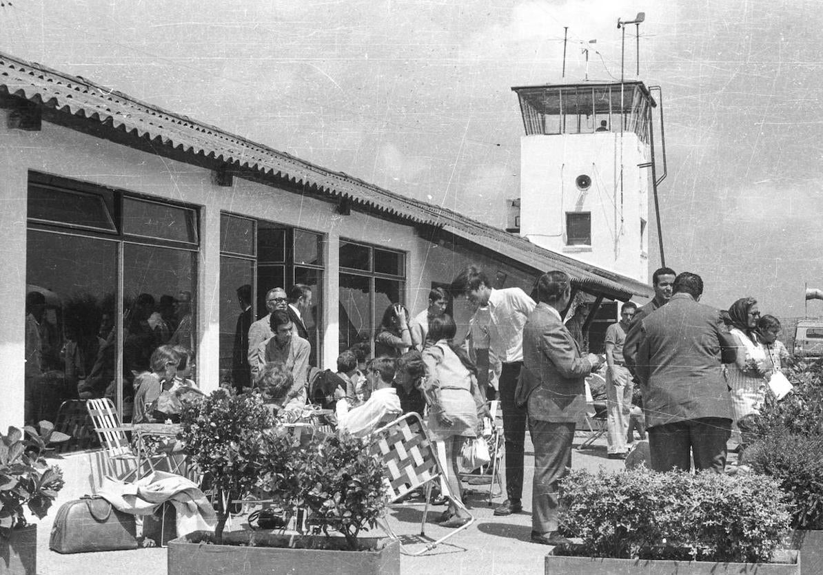 Año 1966. Vista del exterior de la cafetería del aeropuerto de Parayas, 1966, Fondo Pablo Hojas Llama, CDIS.