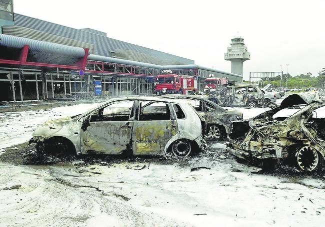 Año 2003. Coches calcinados tras el atentado de la banda terrorista ETA.