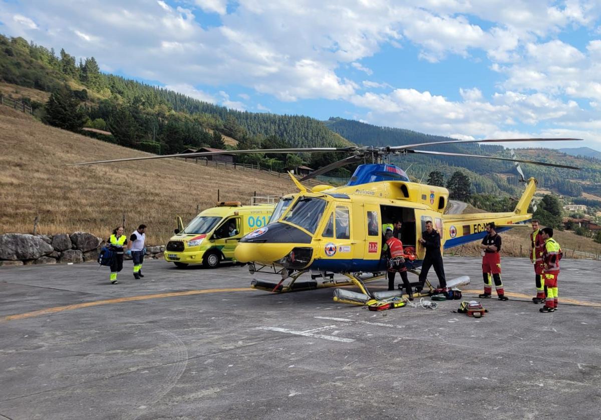 El equipo del helicóptero, 061 y bomberos, en la intervención hoy en helipuerto de Tama