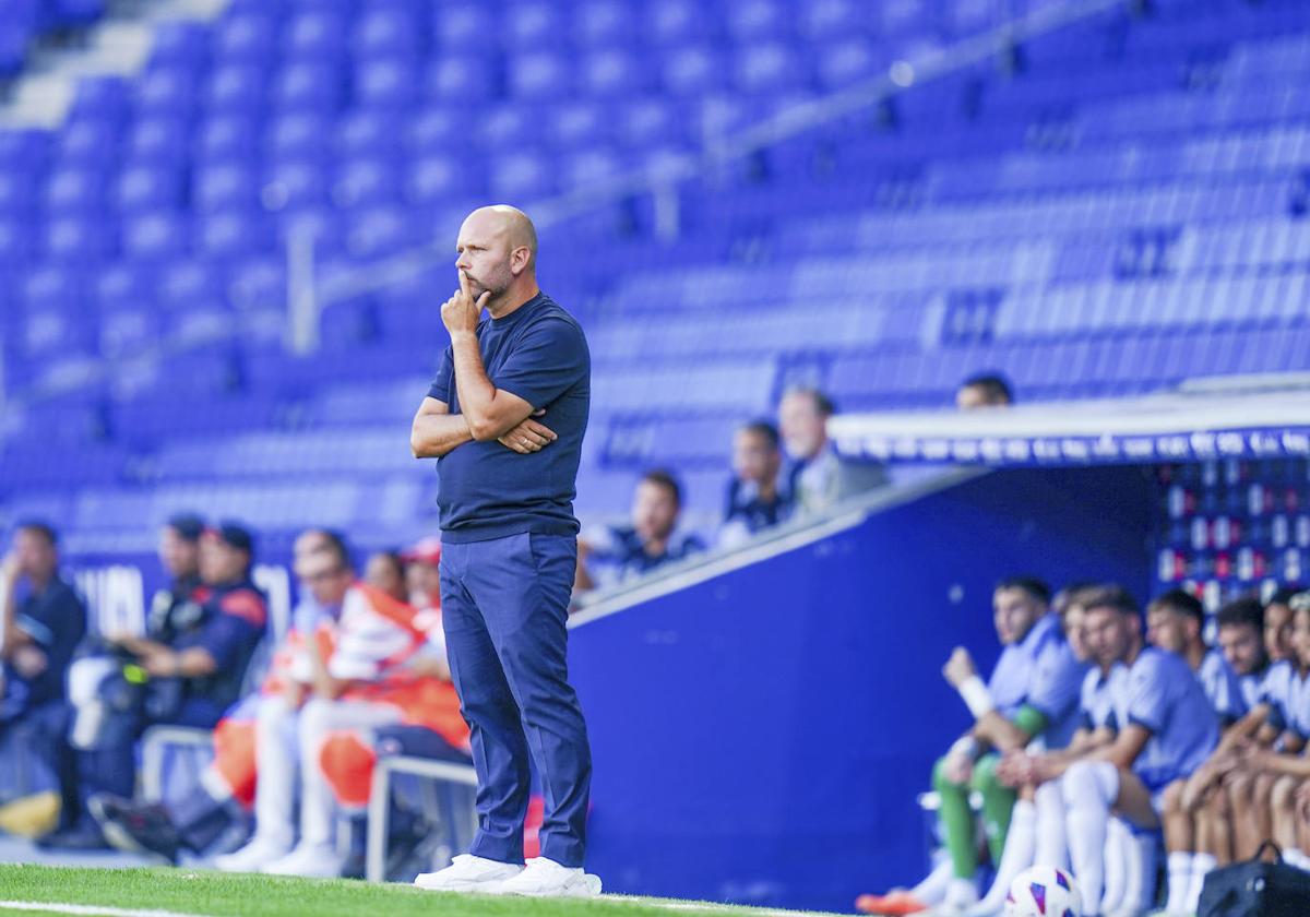 José Alberto, en el banquillo del Racing en el Stage Front Stadium en Cornellá durante el partido ante el Espanyol.