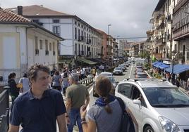 Imagen de las calles abarrotadas de San Vicente, cuya población en estas fechas puede superar las 30.000 personas.