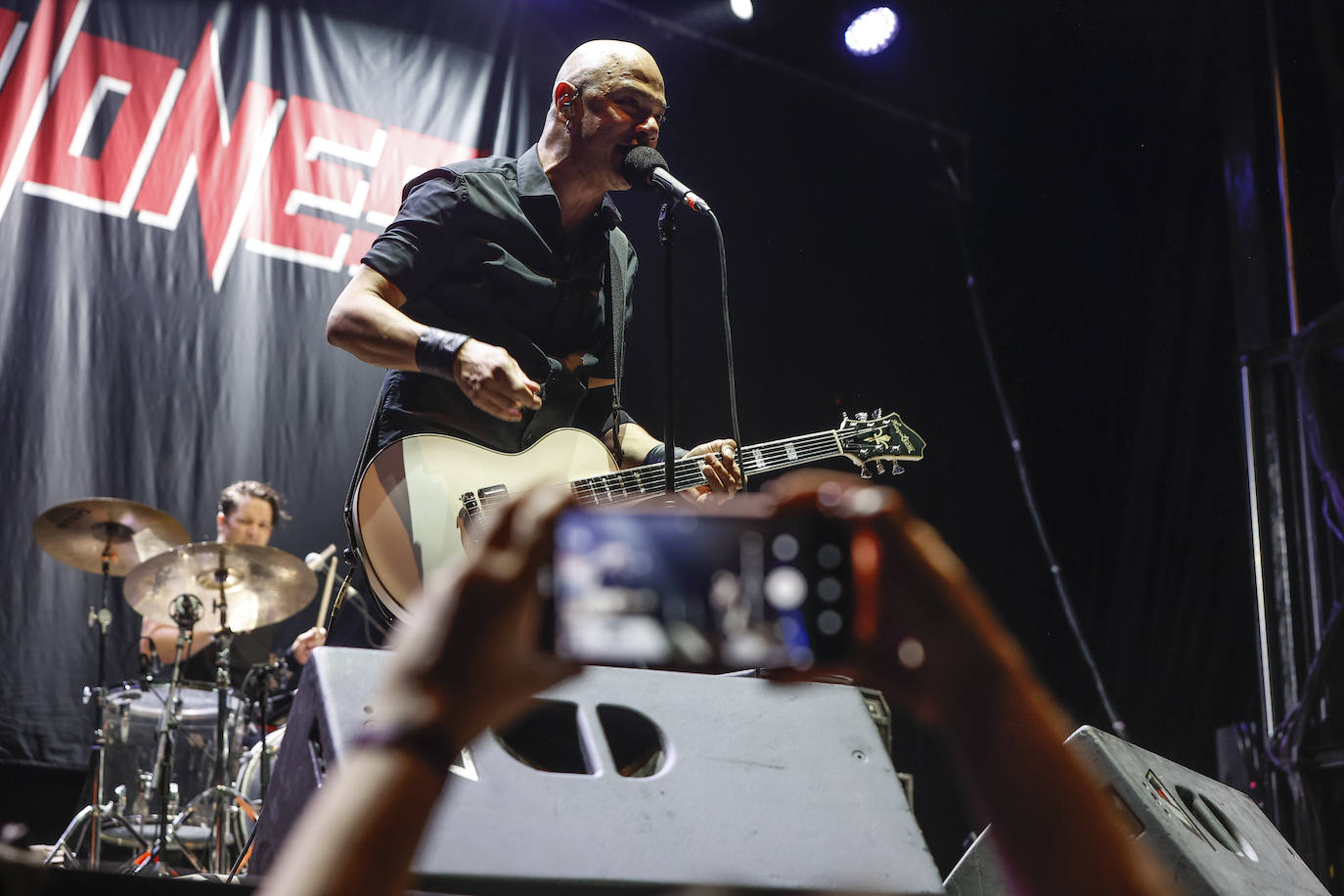 Danko Jones canta una de sus canciones, inmortalizado por un aficionado, este sábado en el exterior del recinto ferial de La Lechera.