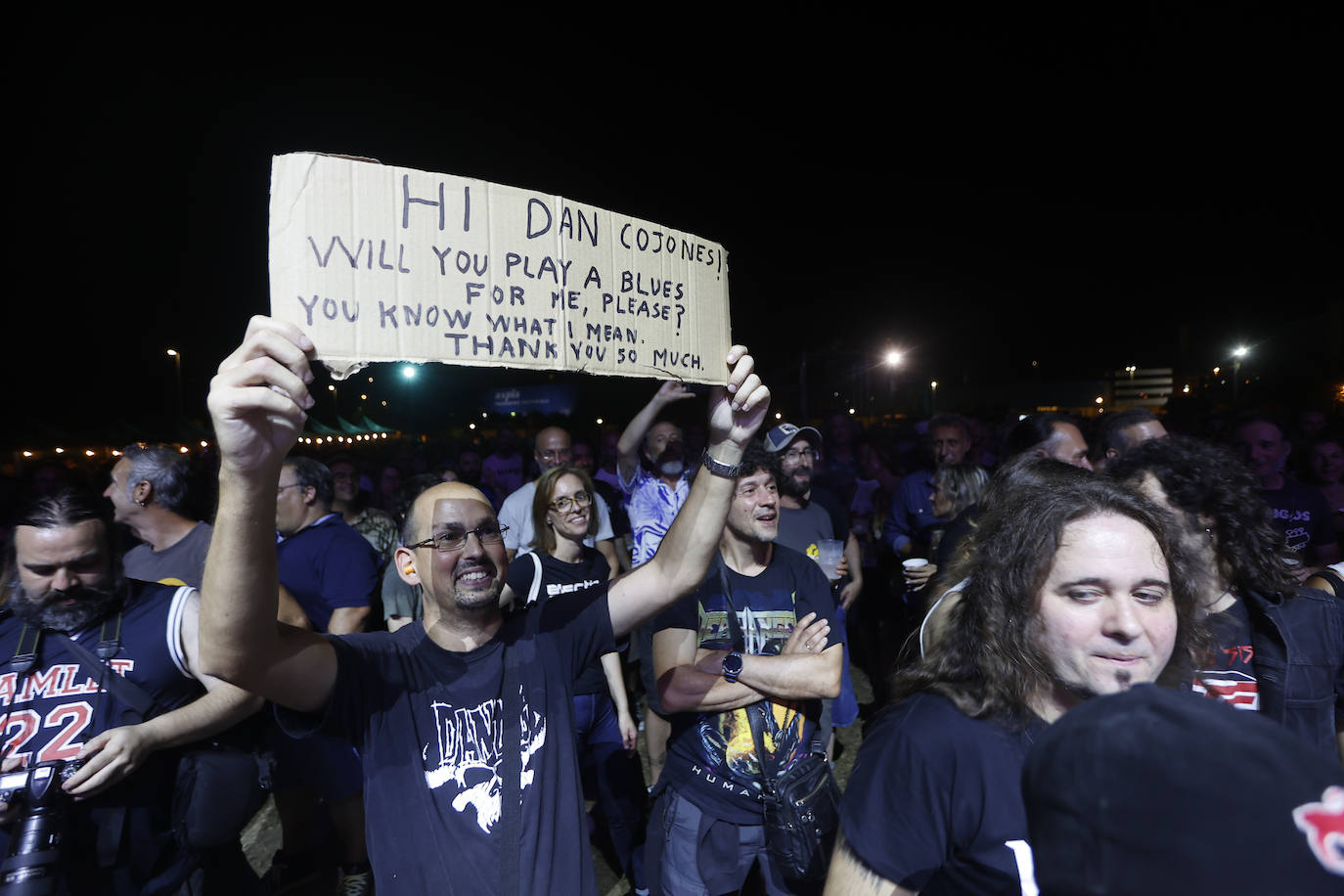 Un aficionado muestra un cartel durante el concierto de Danko Jones.