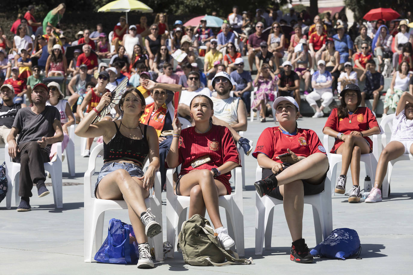 Cientos se personas con la camiseta de España animaron durante los 90 minutos en Santander.