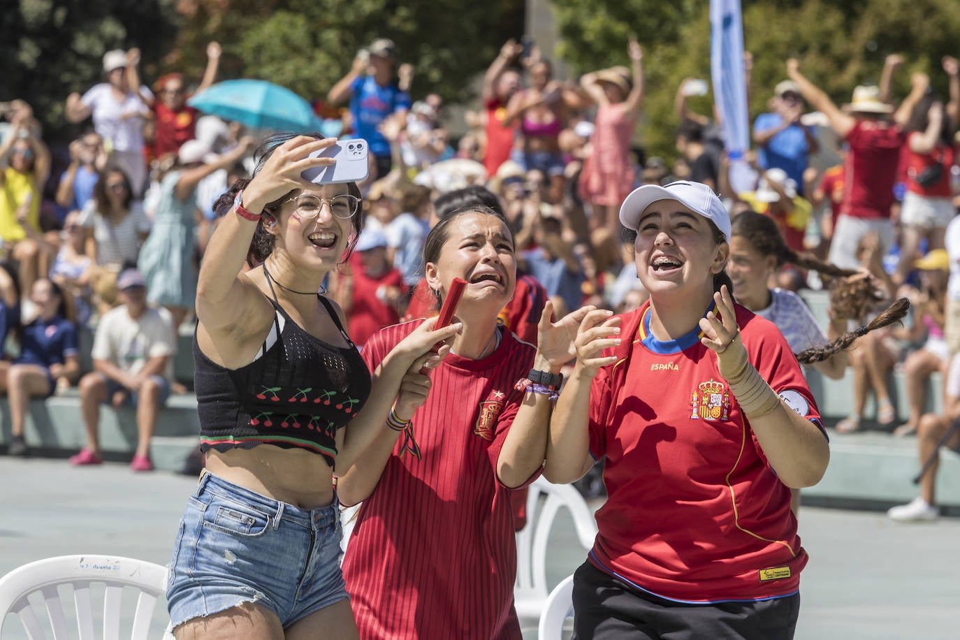 Unas aficionadas celebran el triunfo de España.