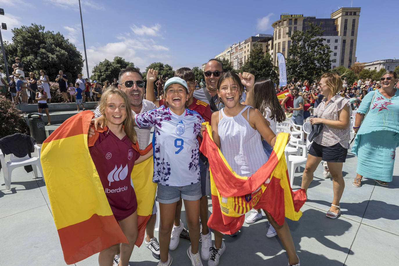 Pequeños y mayores disfrutaron como nunca de un partido que ha hecho historia. 