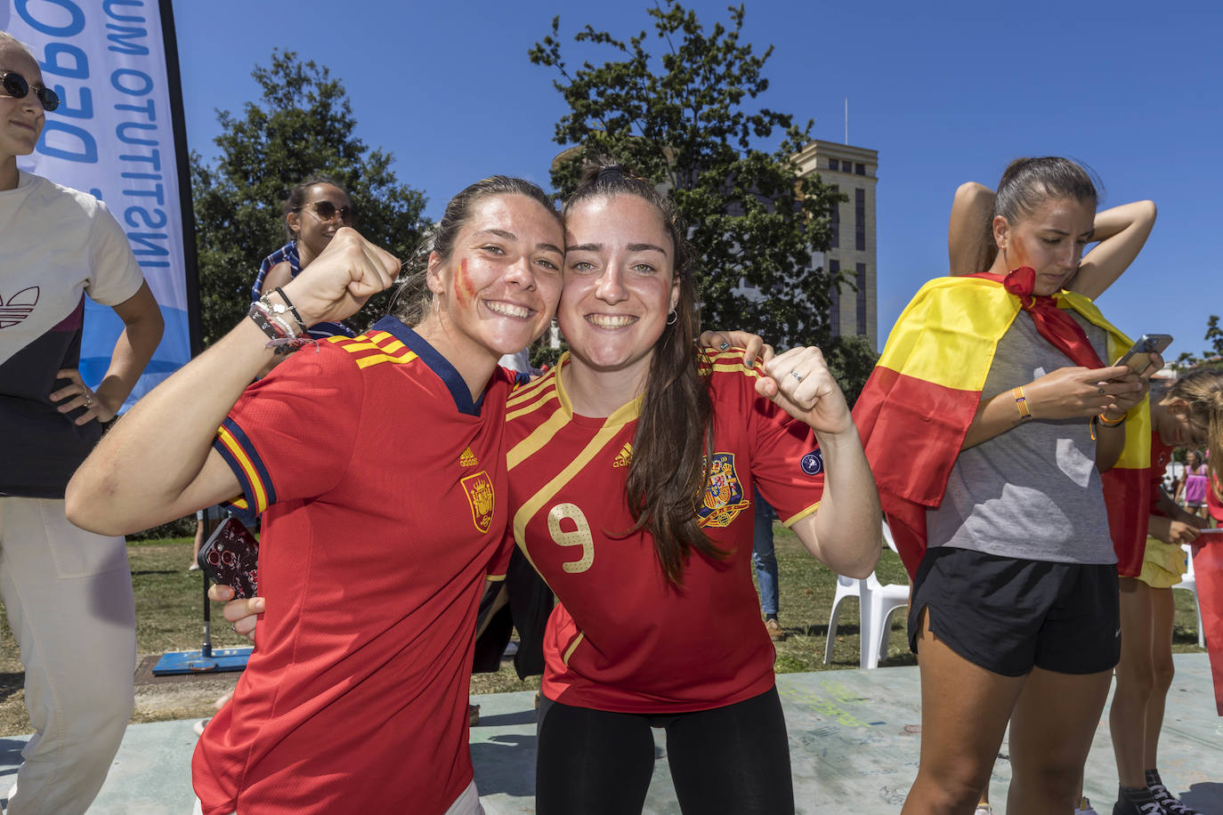 Las jugadoras del Racing Féminas Sandra Clavo y Paula Ransanz acudieron a animar a la selección. 