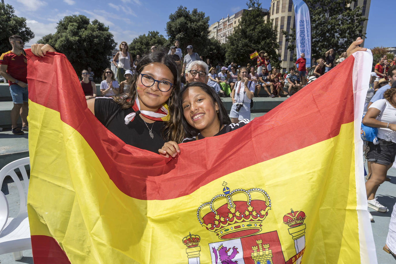 Dos aficionadas posan con una bandera de España. 