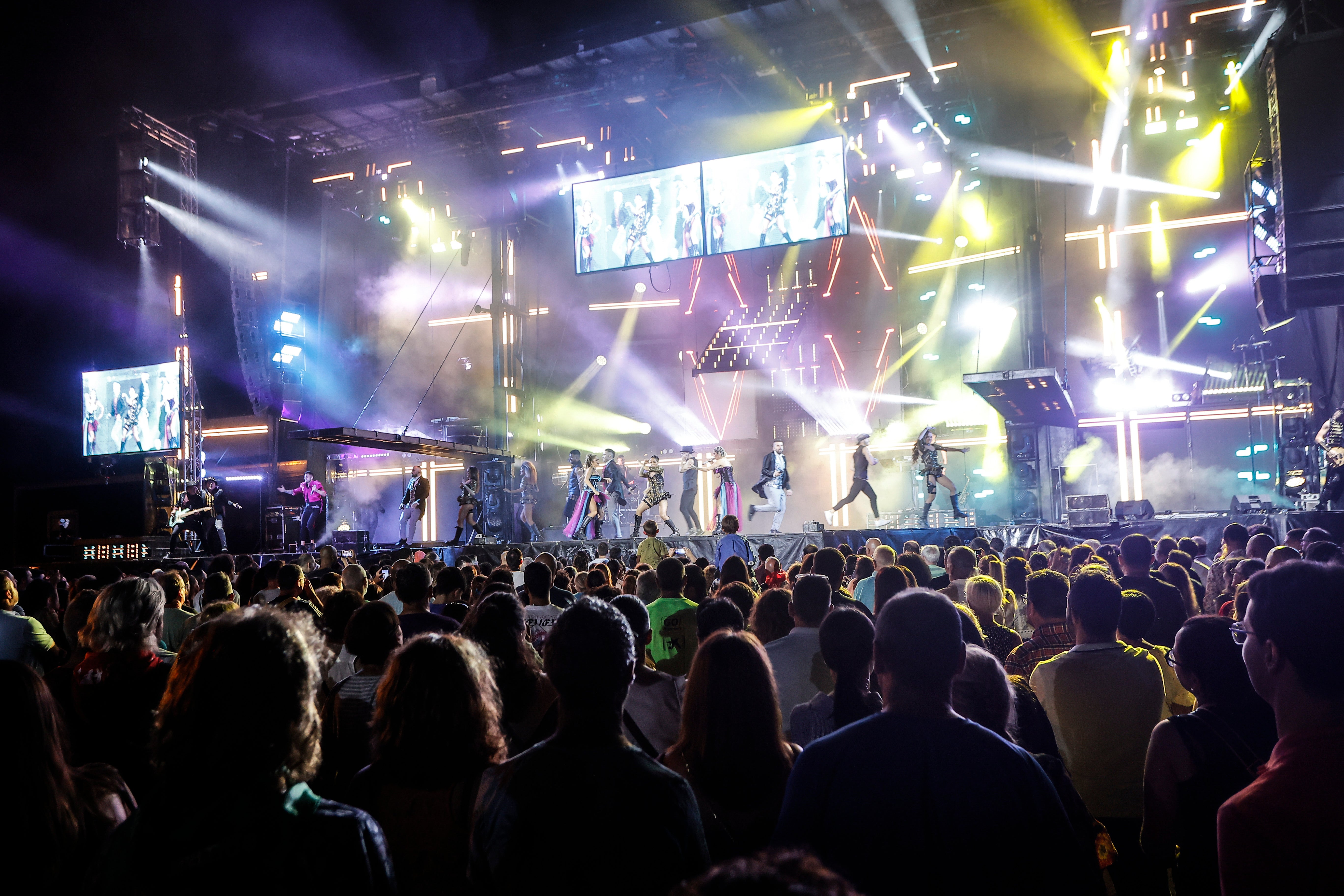 Miles de personas se han acercado a La Lechera a las diez de la noche, la hora del concierto. 