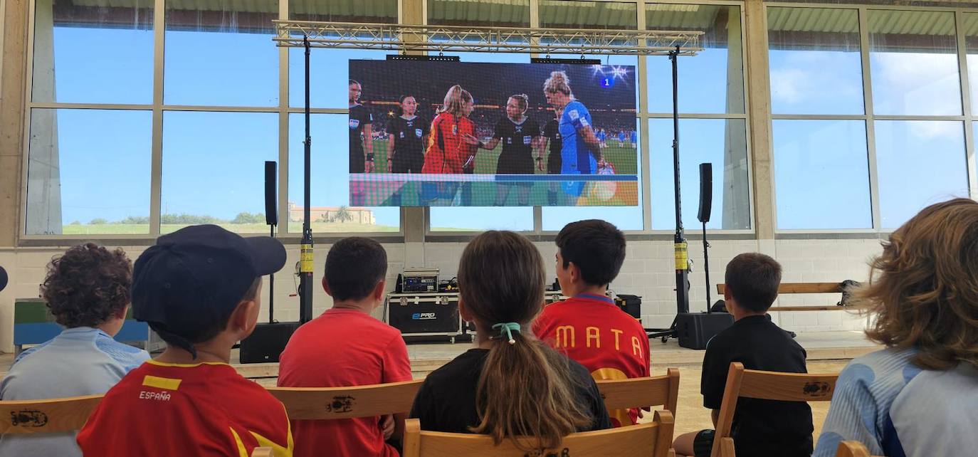 Alrededor de trescientas personas disfrutaron en la bolera cubierta de Oreña, a través de una pantalla gigante, de la victoria en el Mundial de la selección española femenina de fútbol.