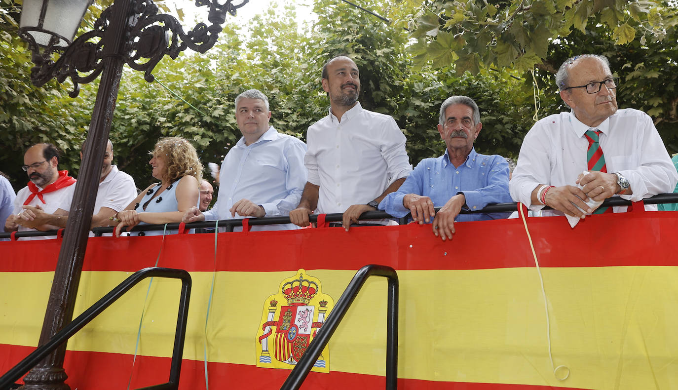 Autoridades locales y regionales en la Avenida de España.