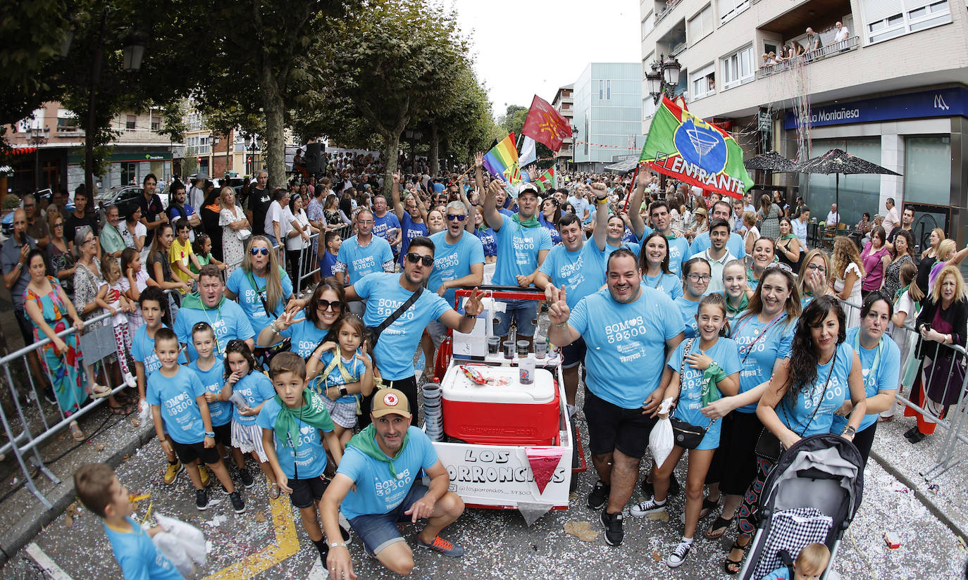 La Gala Floral se distingue siempre por su ambiente y por la lluvia de colores que generan sus participantes.