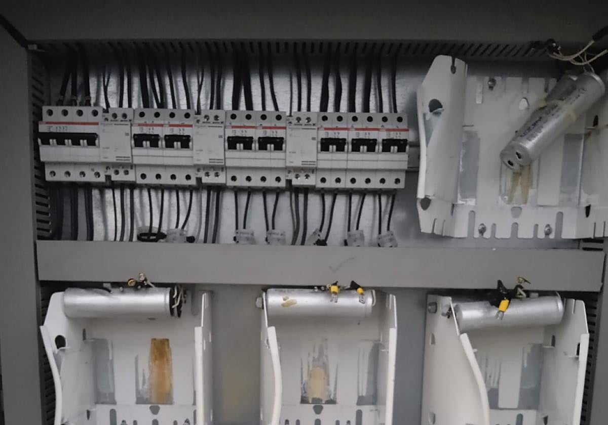 Uno de los cuadros eléctricos desvalijados.