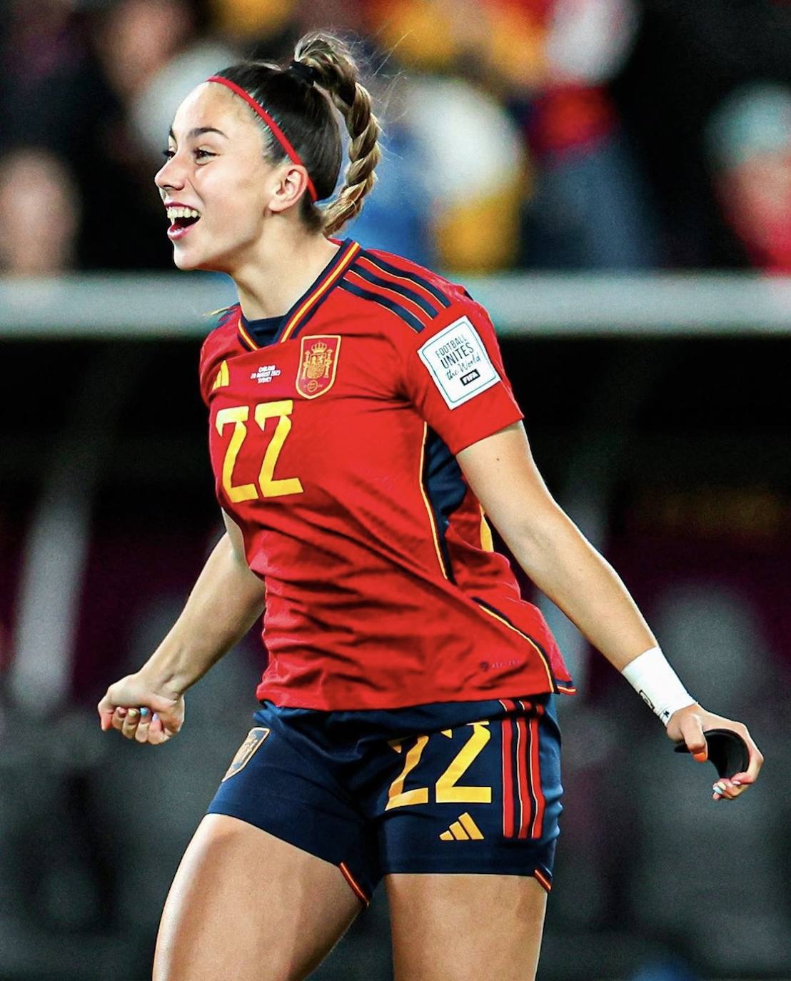 La futbolista juega como delantera en el Real Madrid Club de Fútbol de la Primera División Femenina de España.