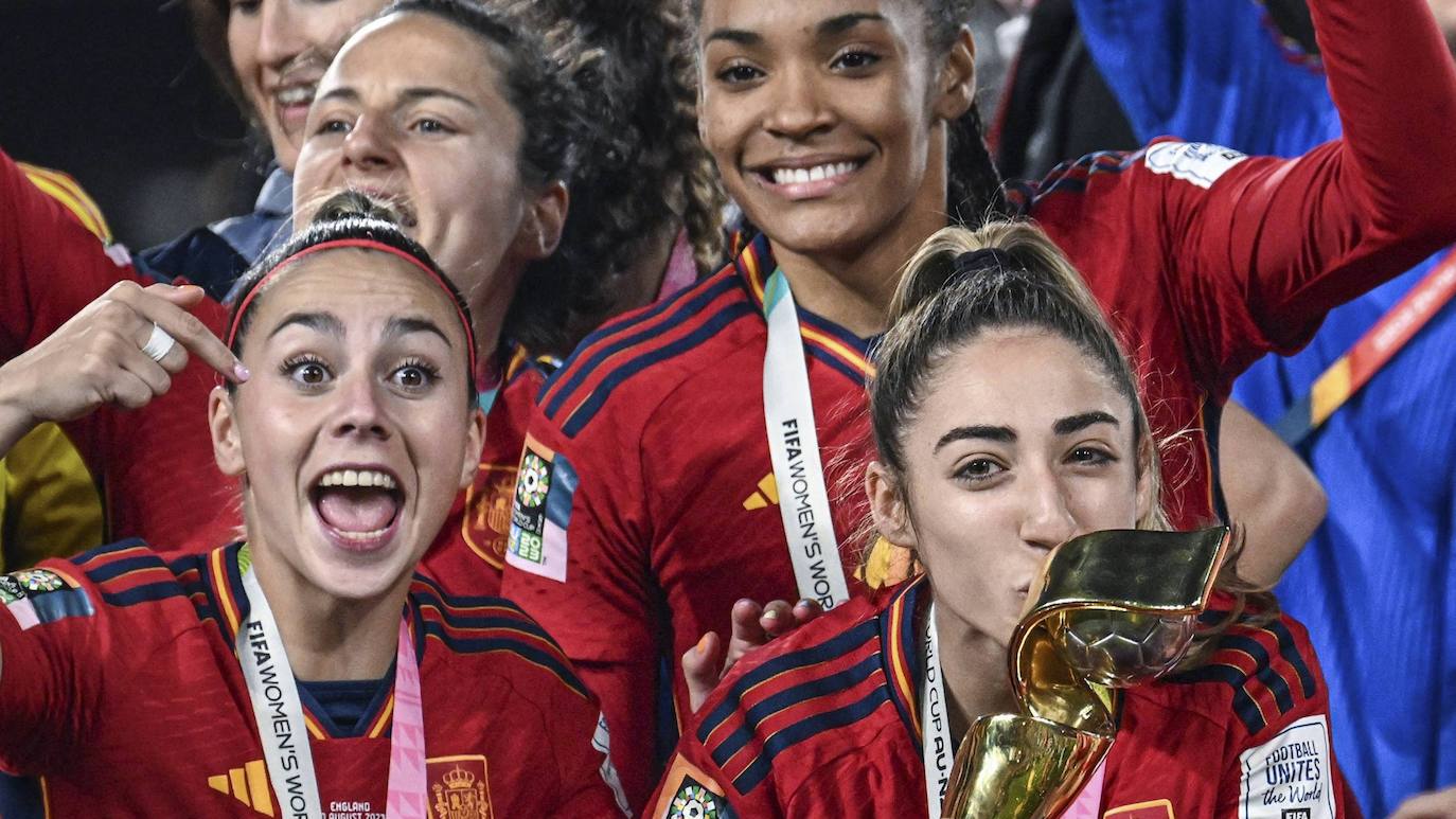 Athenea del Castillo y Olga Carmona posan con el trofeo de Campeonas del Mundo.