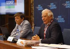 Josep Borrell, en primer término, durante la rueda de prensa ofrecida esta mañana junto al rector de la UIMP, Carlos Andradas.