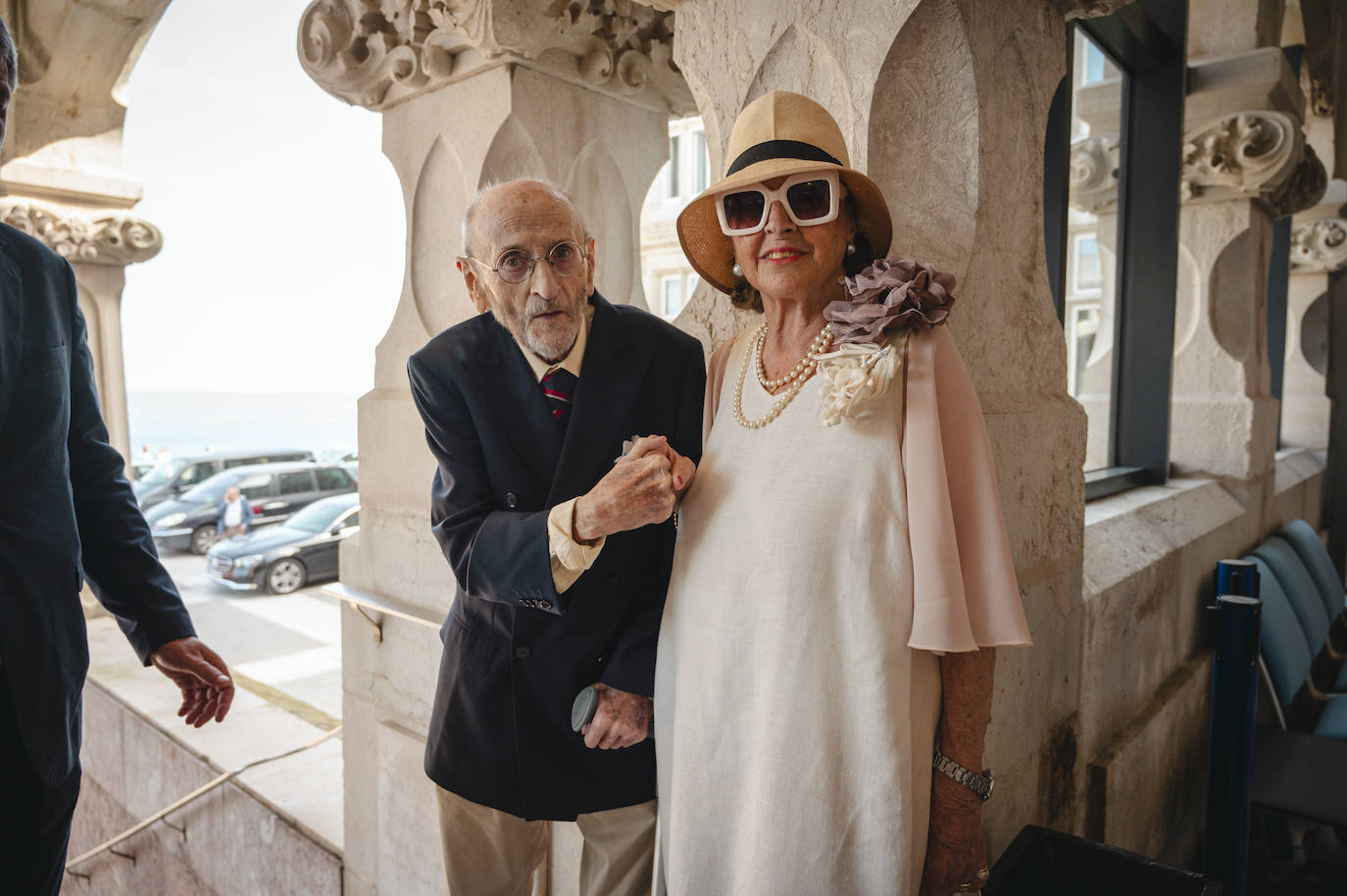 Álvaro Pombo junto a su prima Marieta Pombo