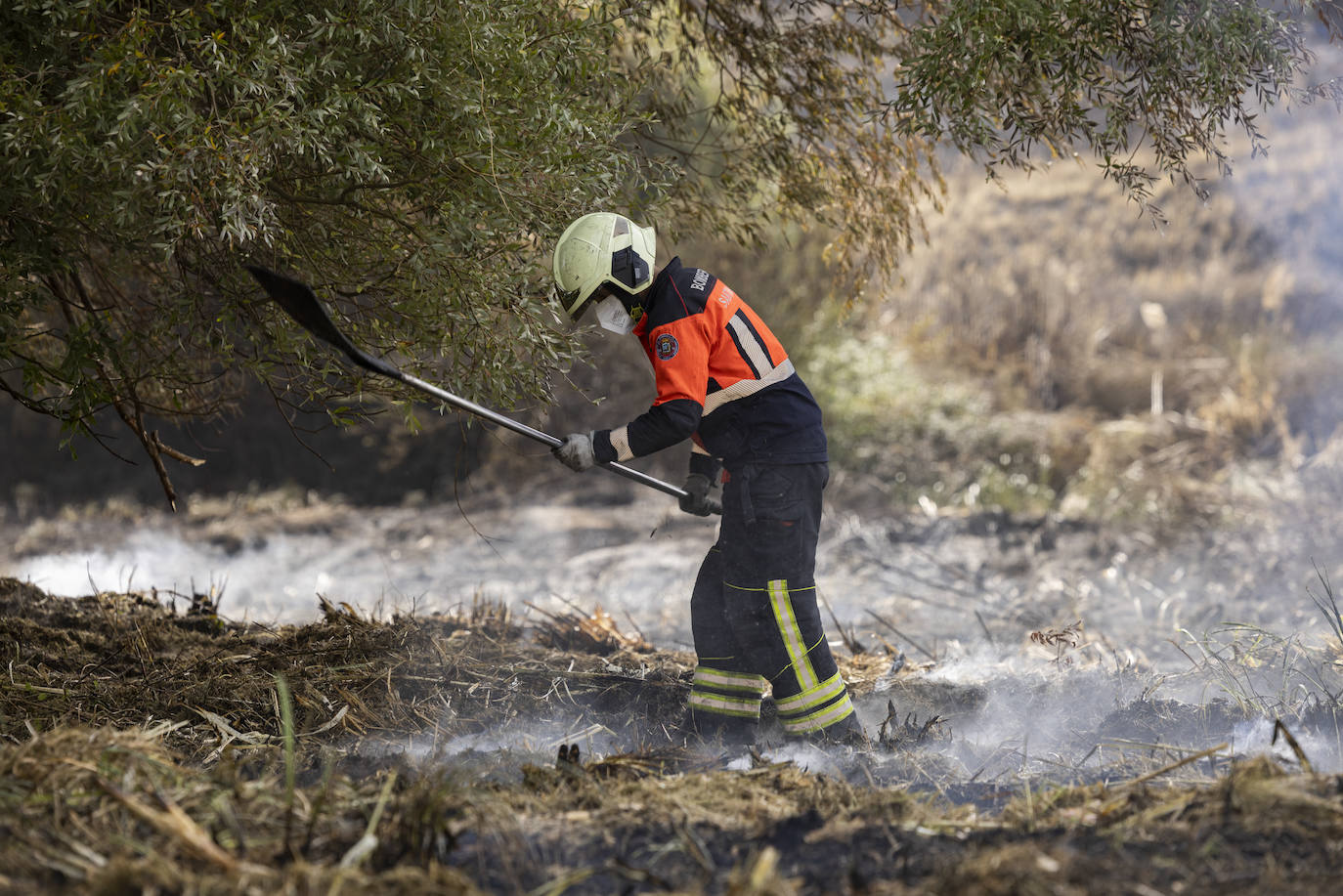 Los bomberos tiraron de paleta para apagar los rescoldos.