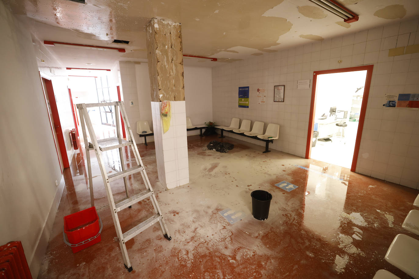 Sala en la que se produjo la rotura de la tubería, en la planta baja del centro.