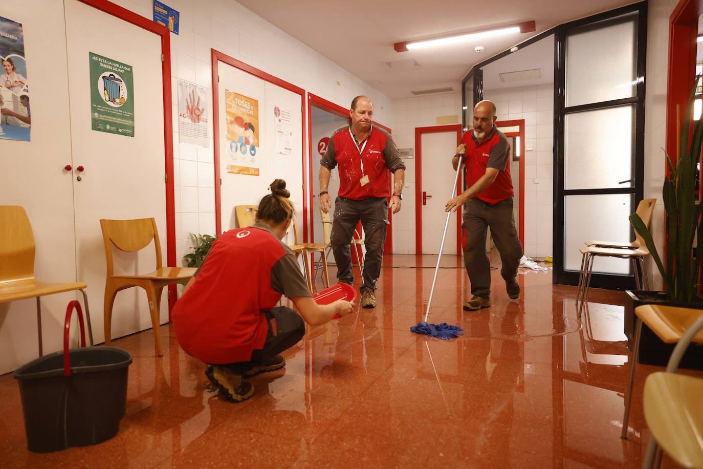 Operarios de mantenimiento tratan de retirar la capa de agua.