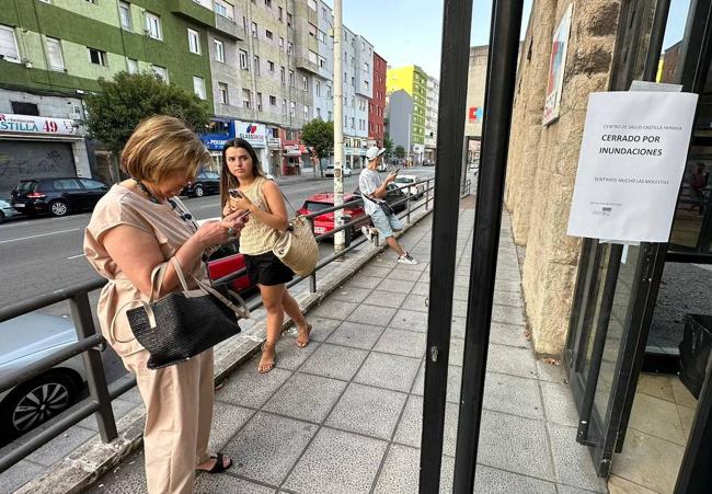 Pacientes esperando en la puerta del centro.