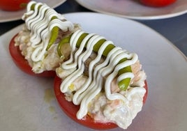 Tomates con ensaladilla de bonito y piparra encurtida.