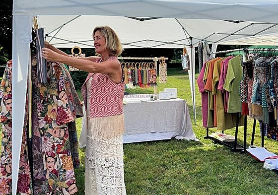 Victoria Herreros en uno de los puestos con los que ha dado a conocer su marca este verano.