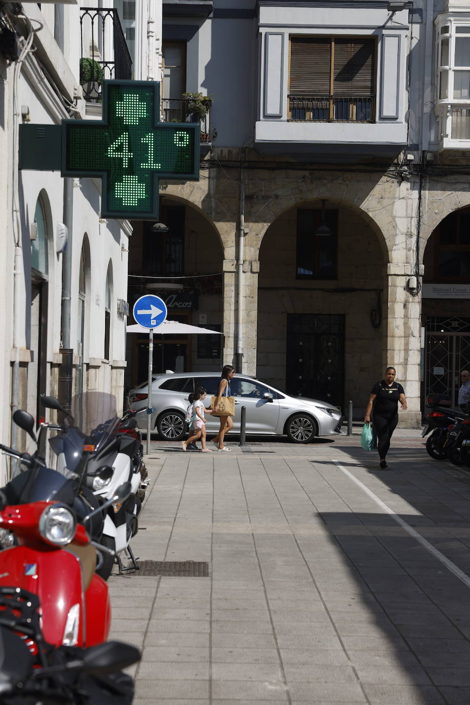 Este mediodía, un termómetro del centro de Santander marcaba los 41 grados.