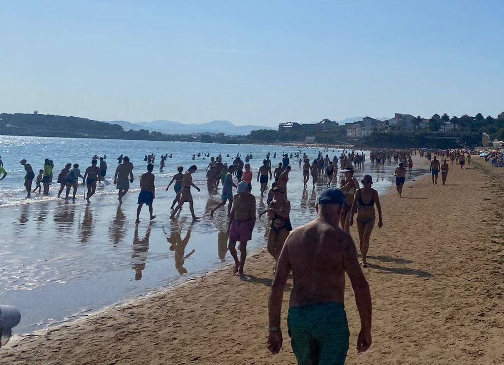 Los más madrugadores han ido a la playa cuando el sol no pegaba todavía tan fuerte. 