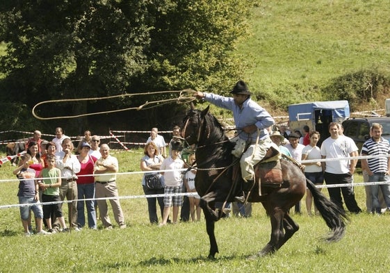 Una de las exhibiciones de caballos de una antigua edición de la feria ganadera de Lloreda.