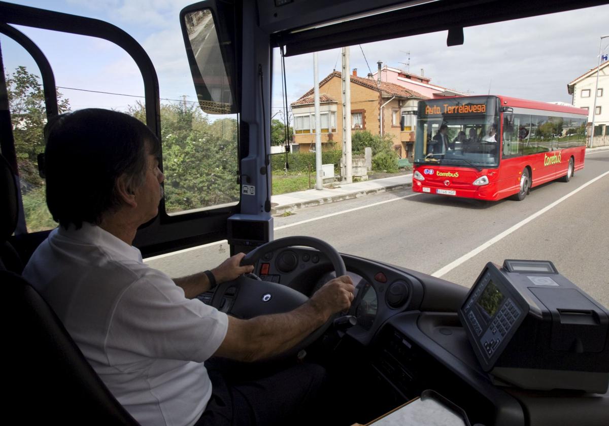 Un conductor del Torrebús se cruza con un compañero en el entorno de la ciudad.