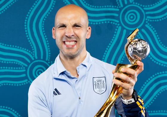 El cántabro Gonzalo Garea posa con la Copa del Mundo conquistada por la Selección Femenina.