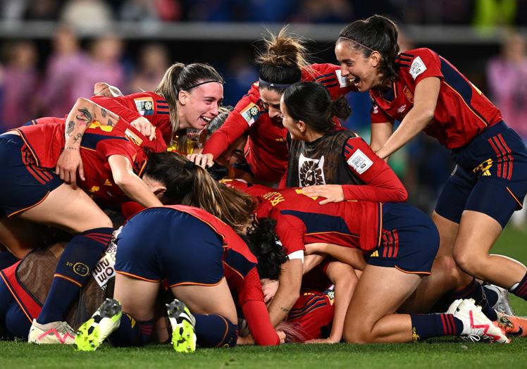 Imagen principal - 1. Las jugadoras de la Selección Femenina celebran la victoria tras pitar el árbitro el final del partido. | 2. La Reina Letizia y la Infanta Sofía celebran con las jugadoras la conquista del Mundial. | 3. Jugadoras de la selección durante la celebración de su victoria en el Mundial en Madrid.