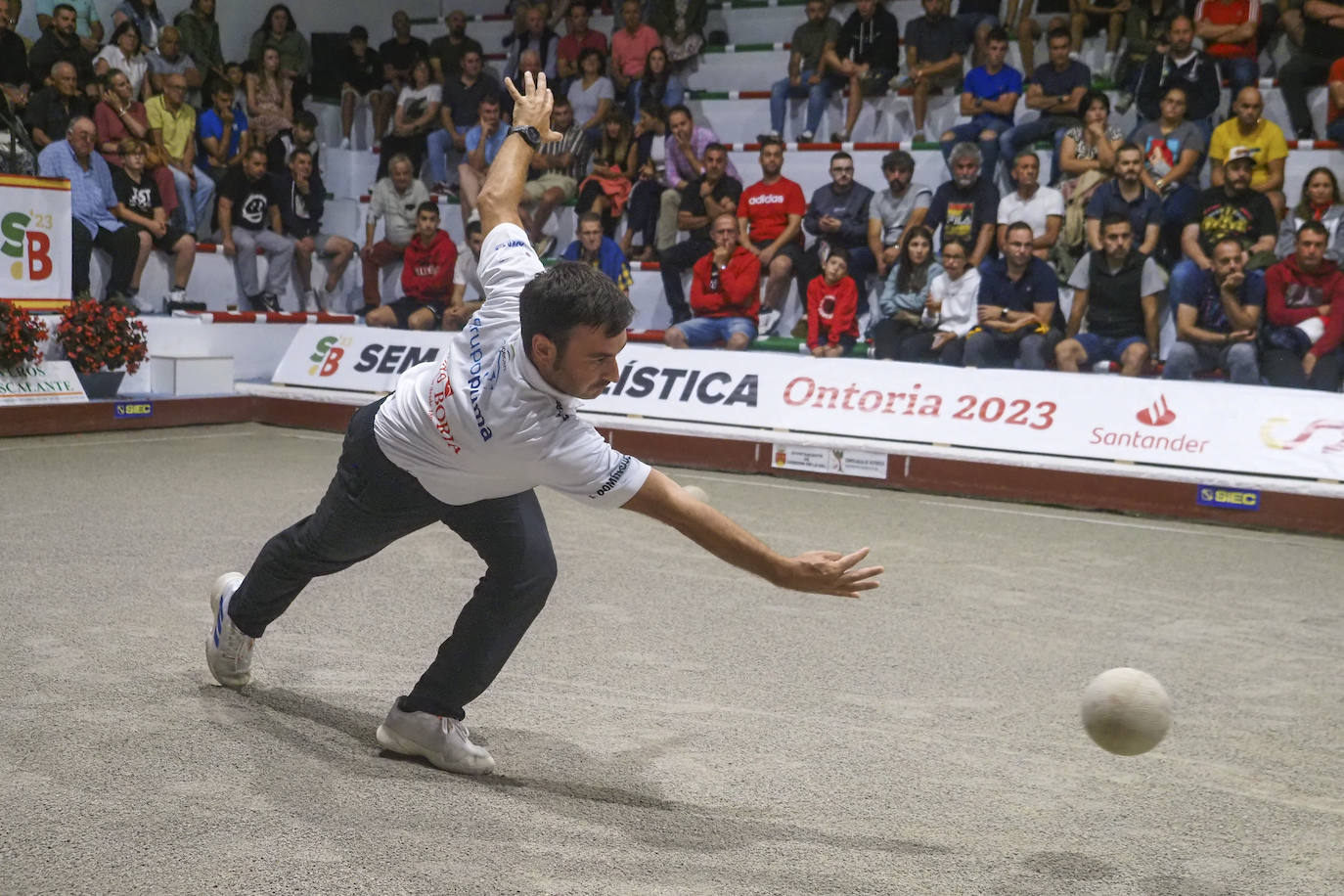 Manuel Domínguez en uno de los birles de la segunda semifinal.