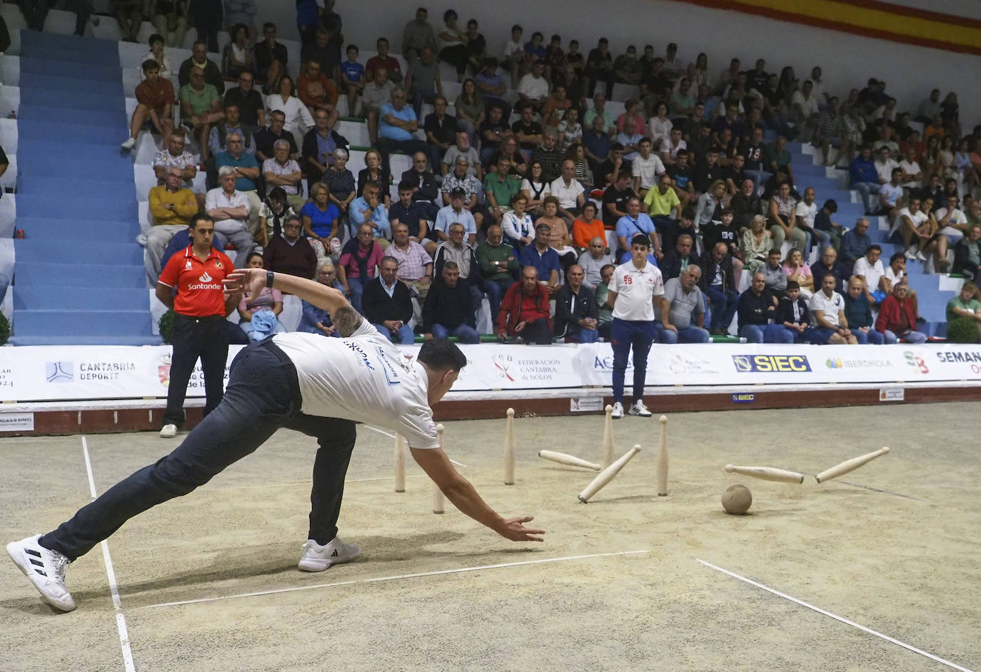 Víctor González durante un birle de pegar.