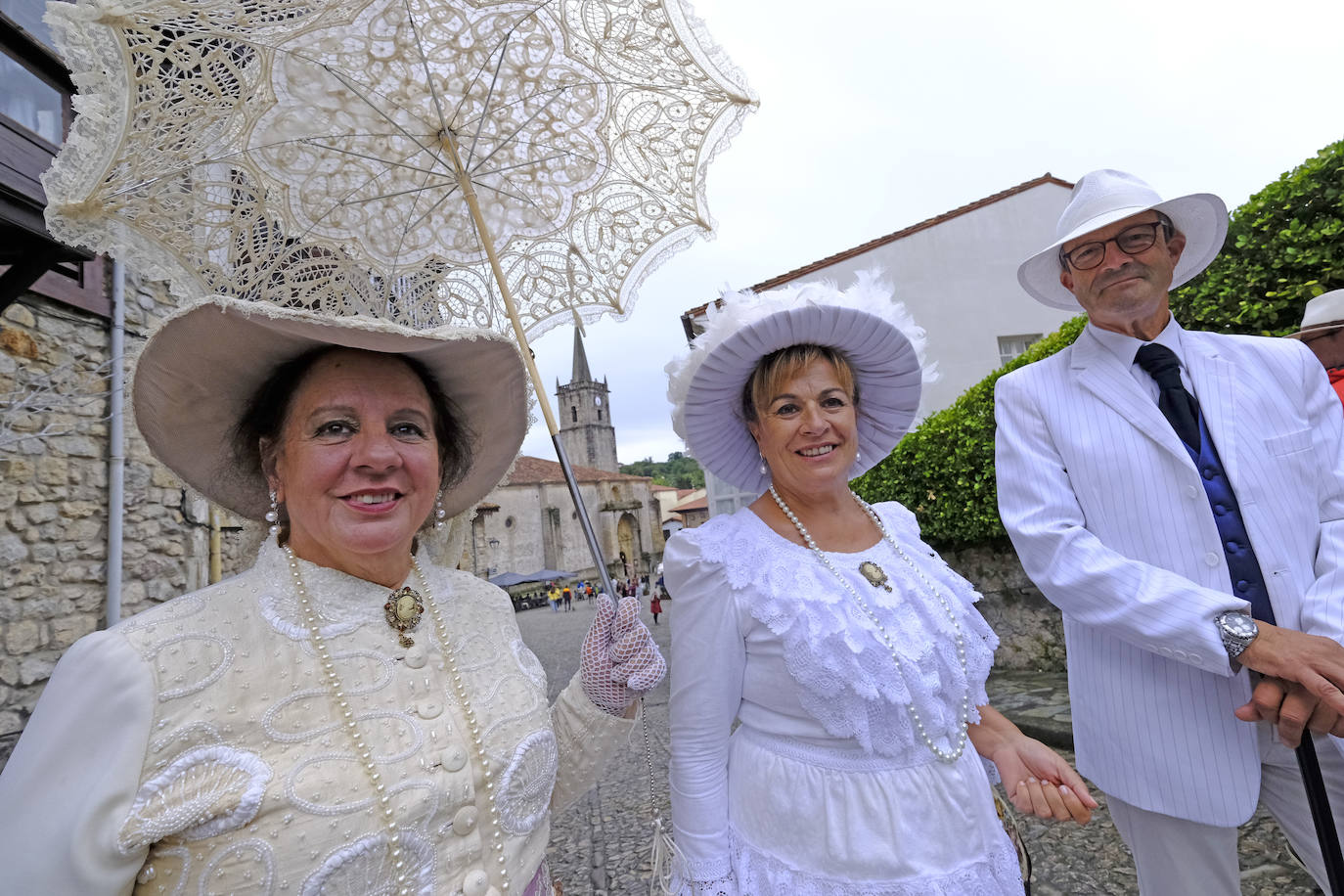 Integrantes de la asociación con los trajes de la época de los indianos