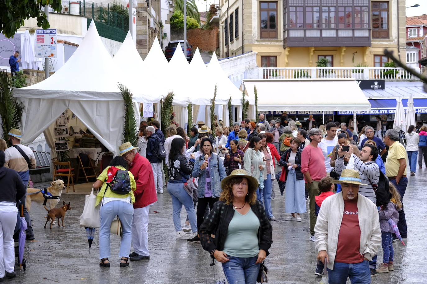 Las carpas blancas (allí le llaman paradas), que cada año se instalan en la plaza del Corro Campíos, donde se ofertan productos cubanos, eran de lo poco indiano que había en la plaza en el Día del Indiano