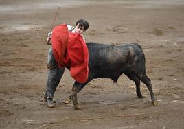 El cántabro Jorge Morante durante la lidia del primer novillo del festejo.